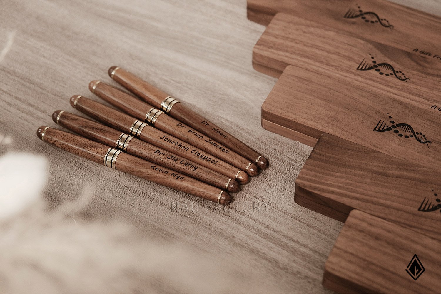 bút và hộp bút gỗ walnut
