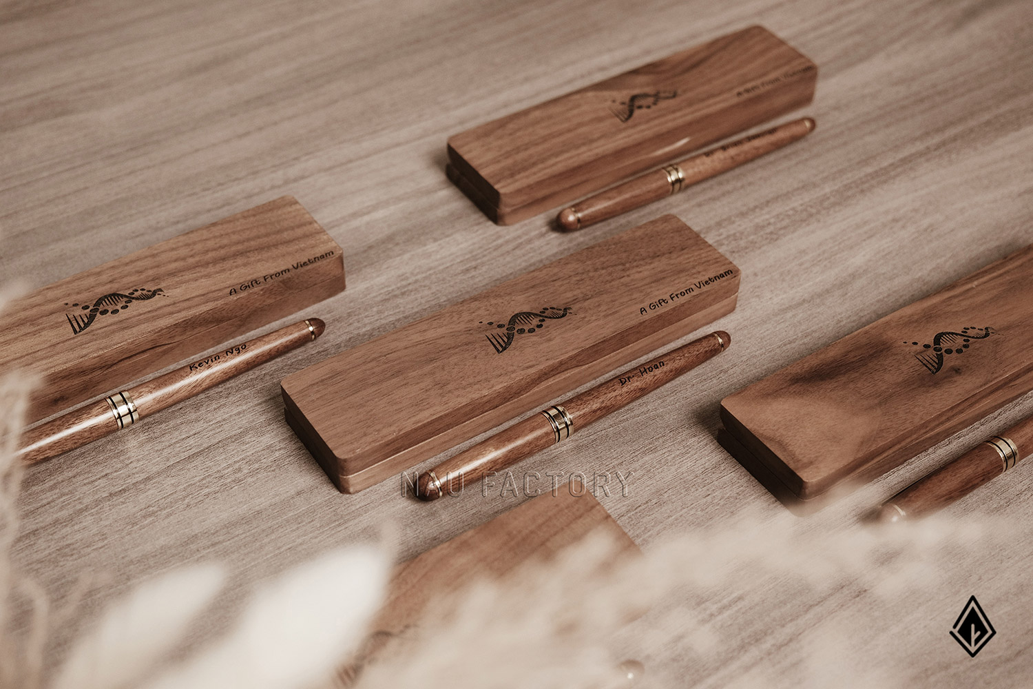 bút và hộp bút gỗ walnut