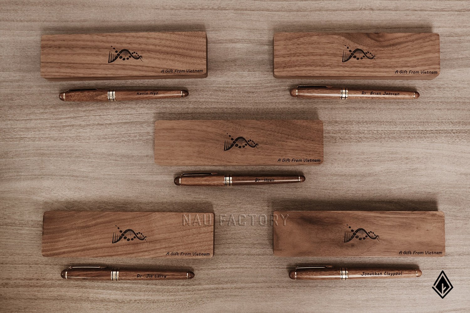 bút và hộp bút gỗ walnut