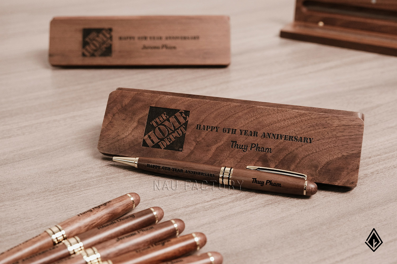 bút và hộp bút gỗ walnut