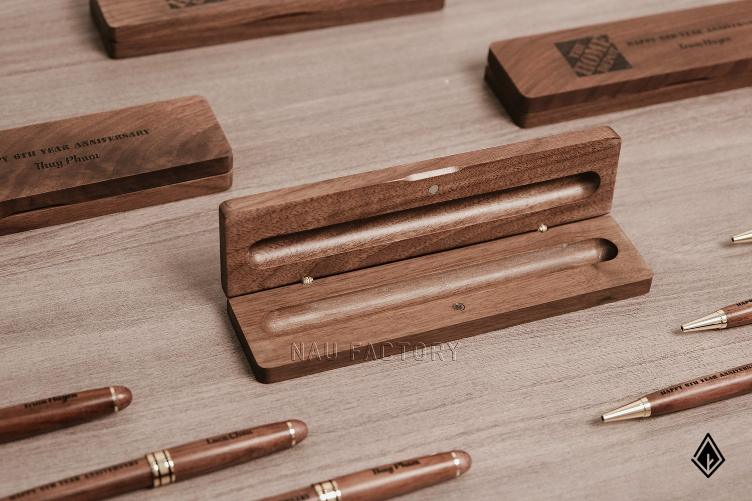 bút và hộp bút gỗ walnut