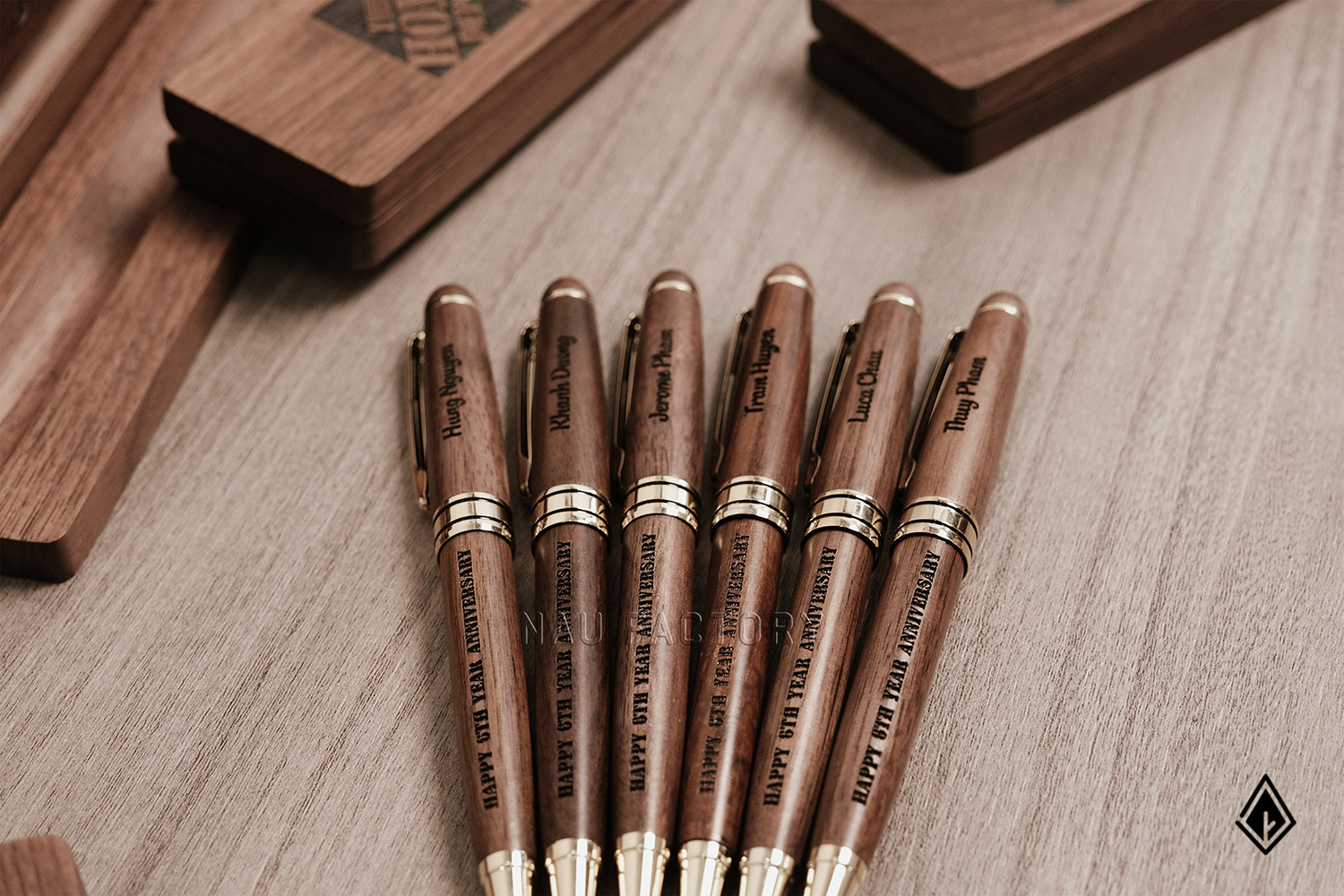 bút và hộp bút gỗ walnut