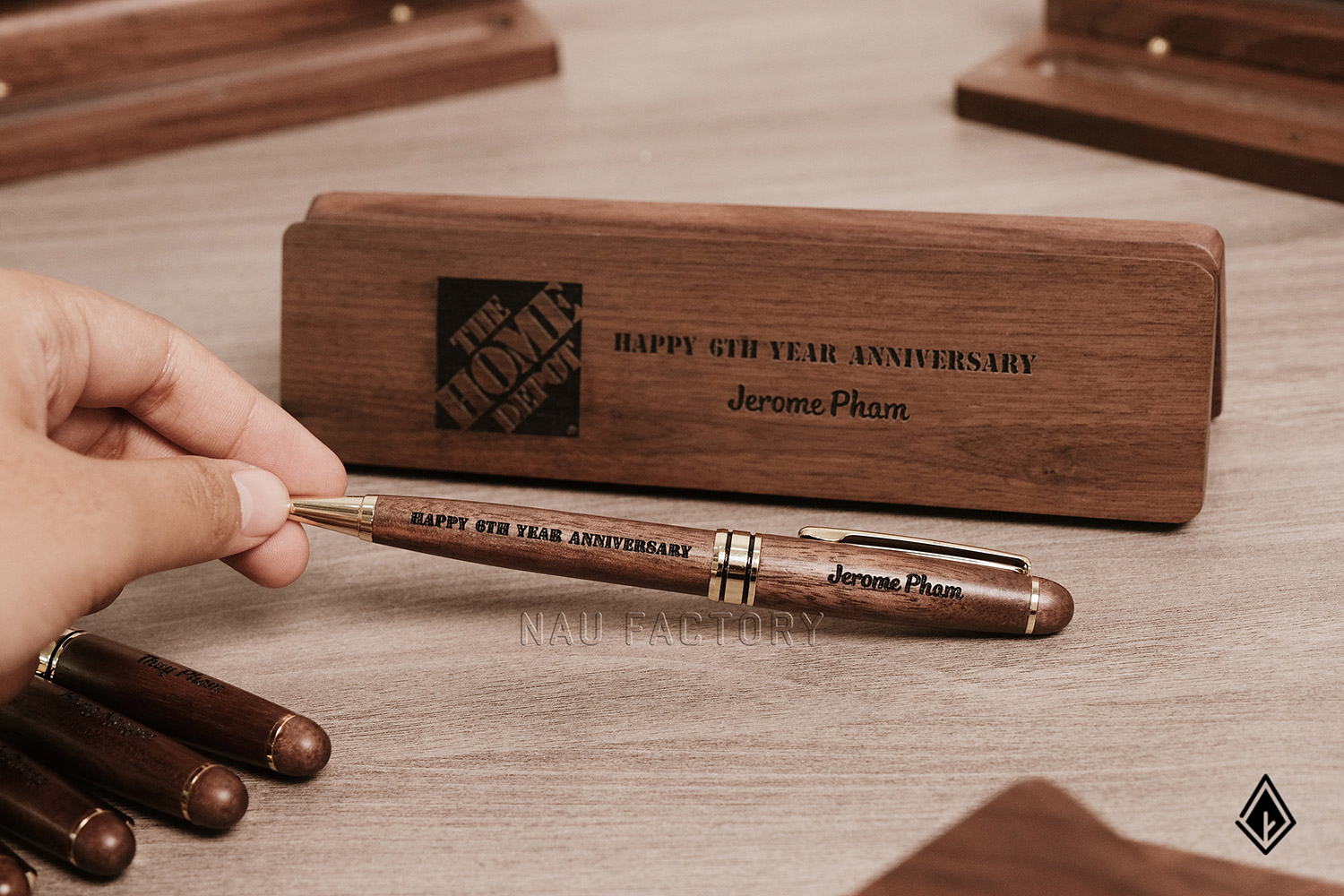 bút và hộp bút gỗ walnut