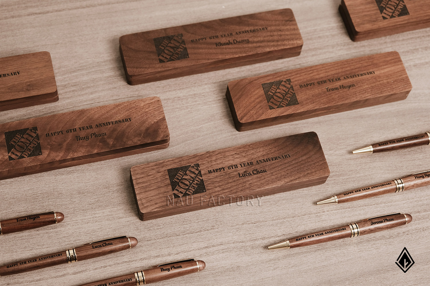 bút và hộp bút gỗ walnut