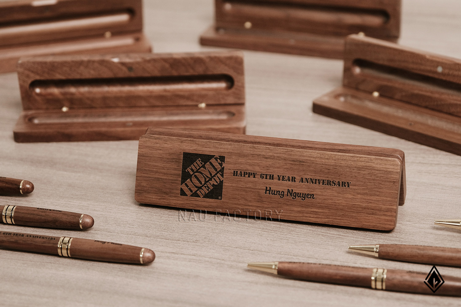 bút và hộp bút gỗ walnut