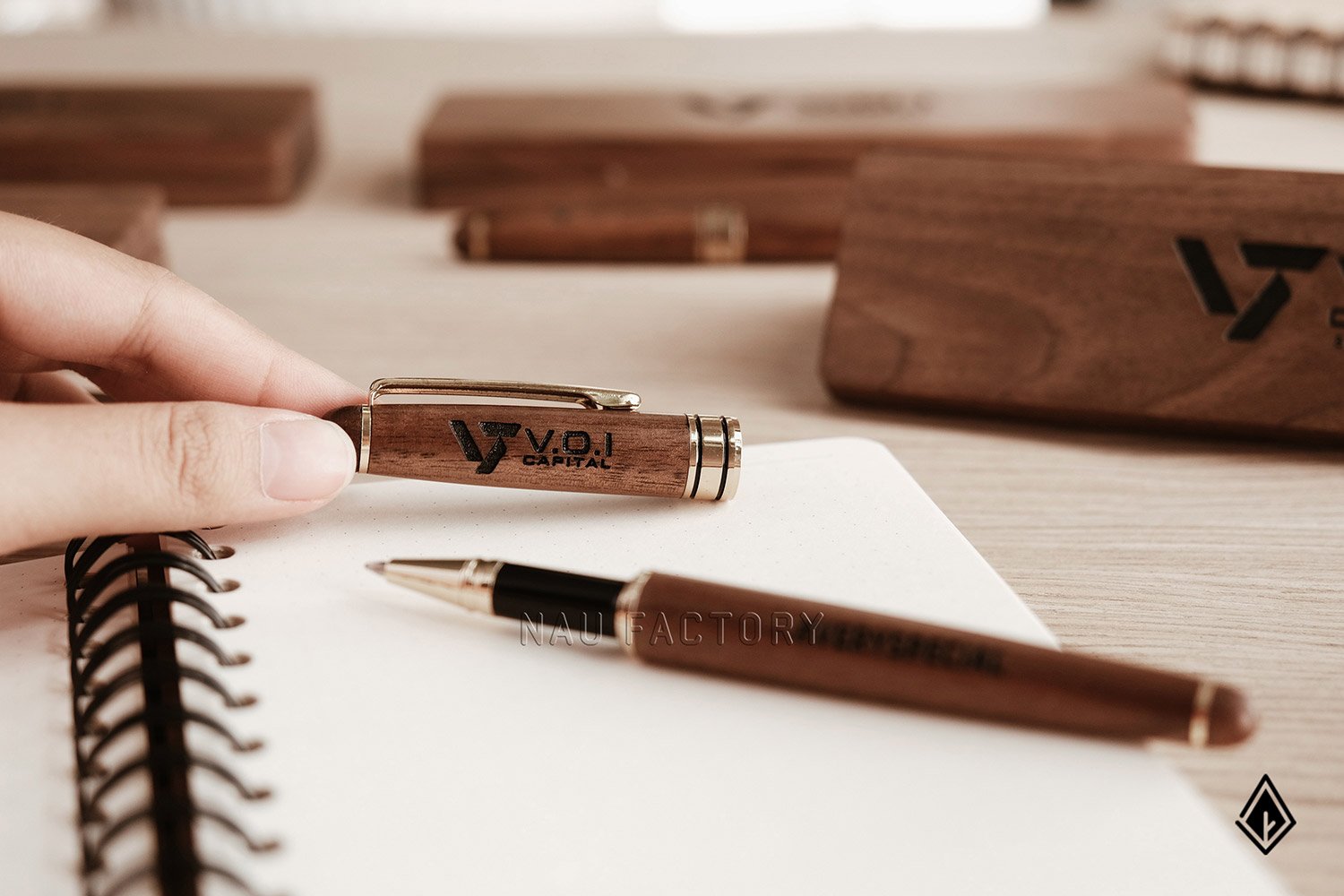 bút và hộp bút gỗ walnut