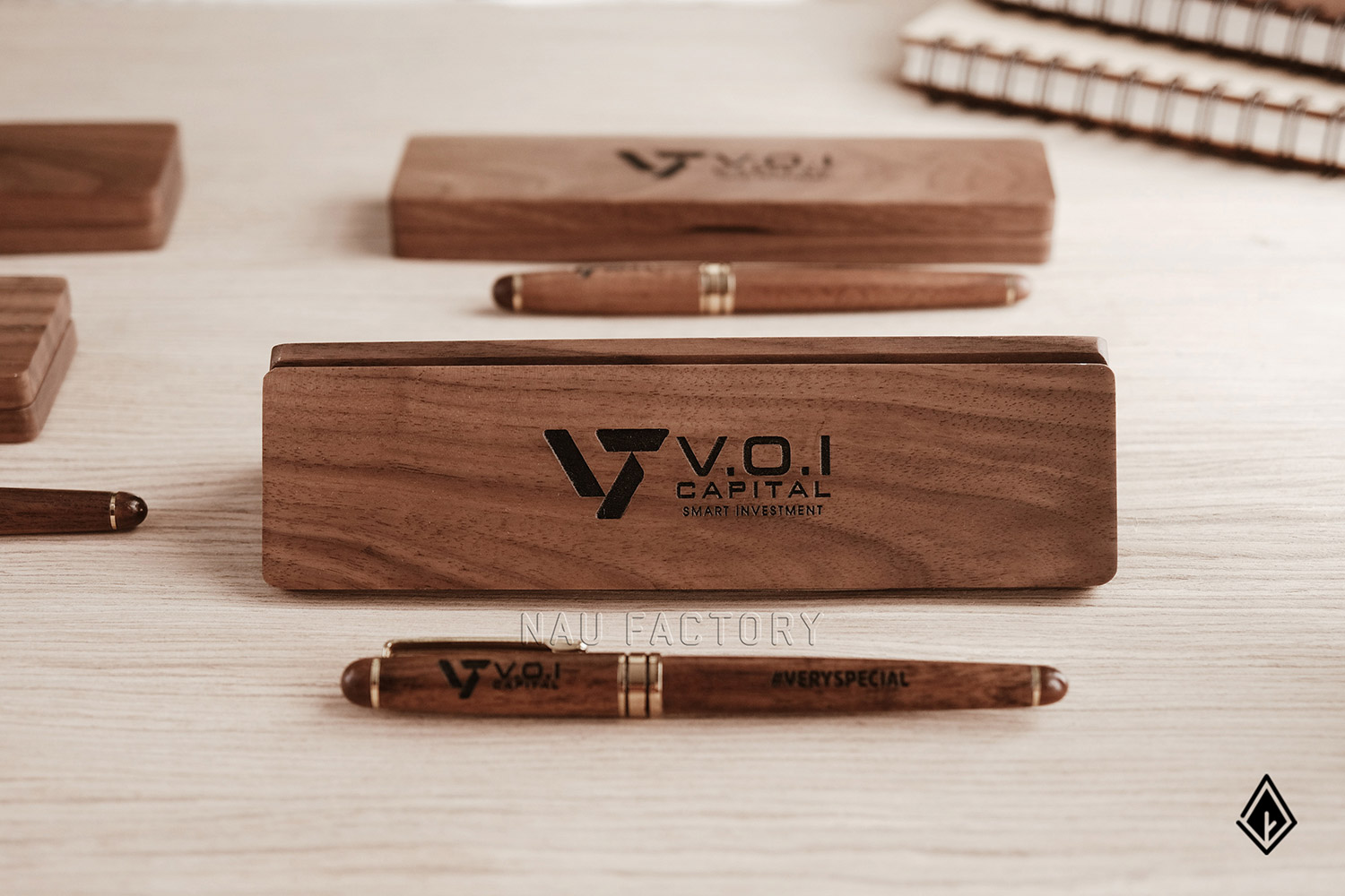 bút và hộp bút gỗ walnut