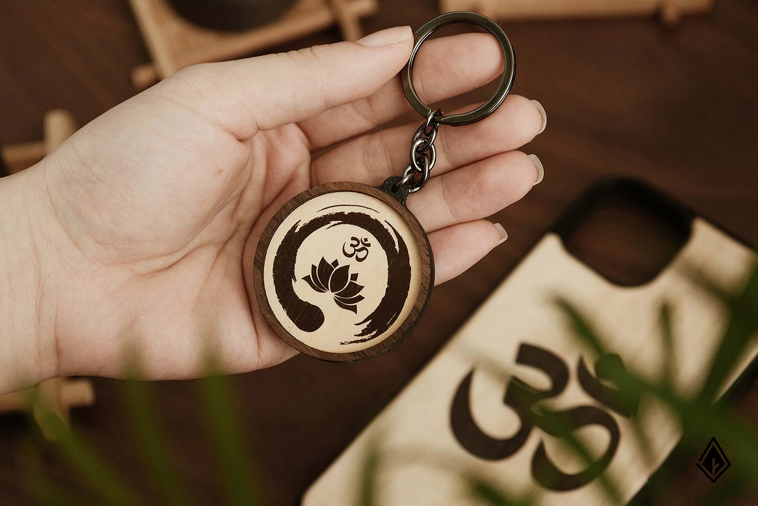 Móc khóa gỗ ấn tượng với các họa tiết đẹp mắt. Ảnh: Nau Factory