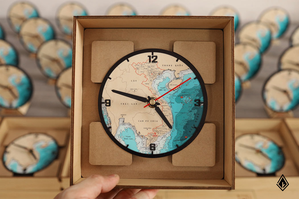 Đồng hồ bản đồ Việt Nam - chất “nghệ” trong thiết kế đồ gỗ. Ảnh: Nâu Factory.