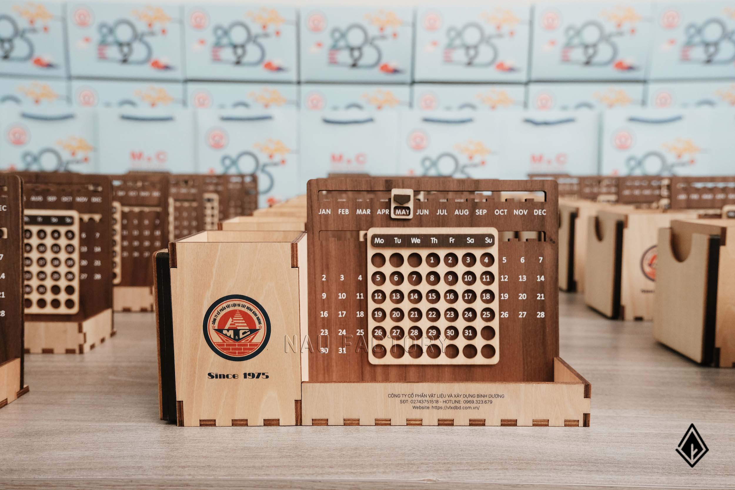 Cùng M&C đánh dấu khởi đầu mới với set lịch gỗ để bàn