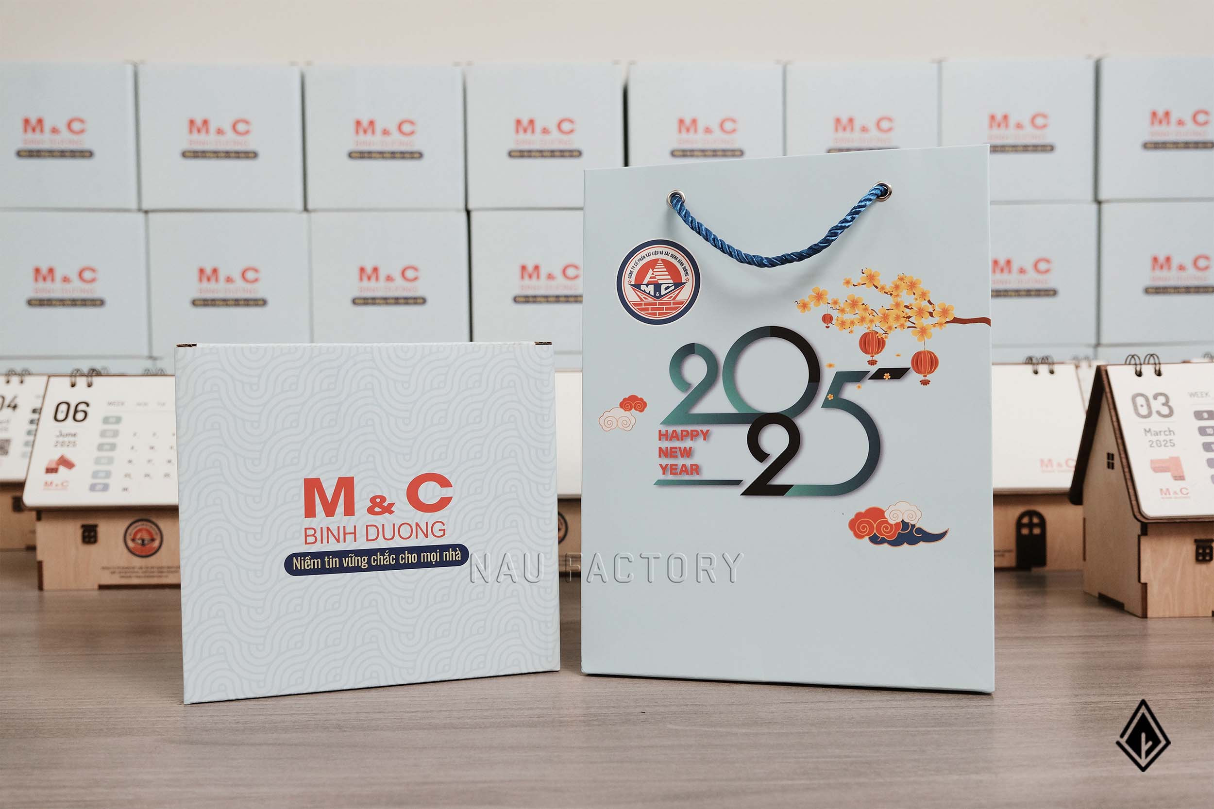 Cùng M&C đánh dấu khởi đầu mới với set lịch gỗ để bàn