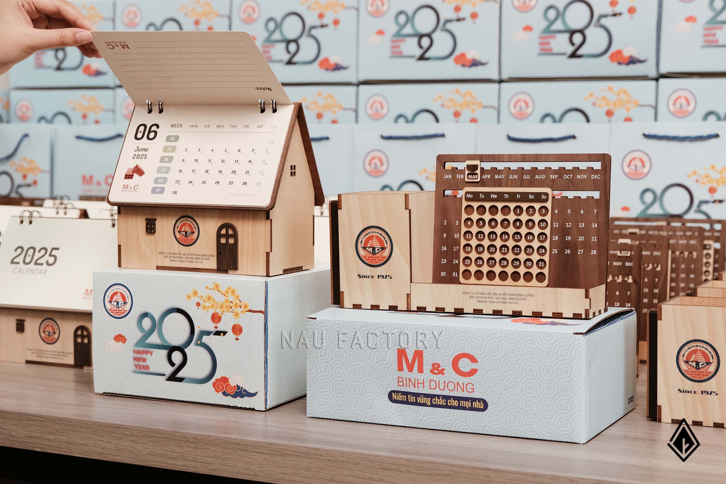 Cùng M&C đánh dấu khởi đầu mới với set lịch gỗ để bàn