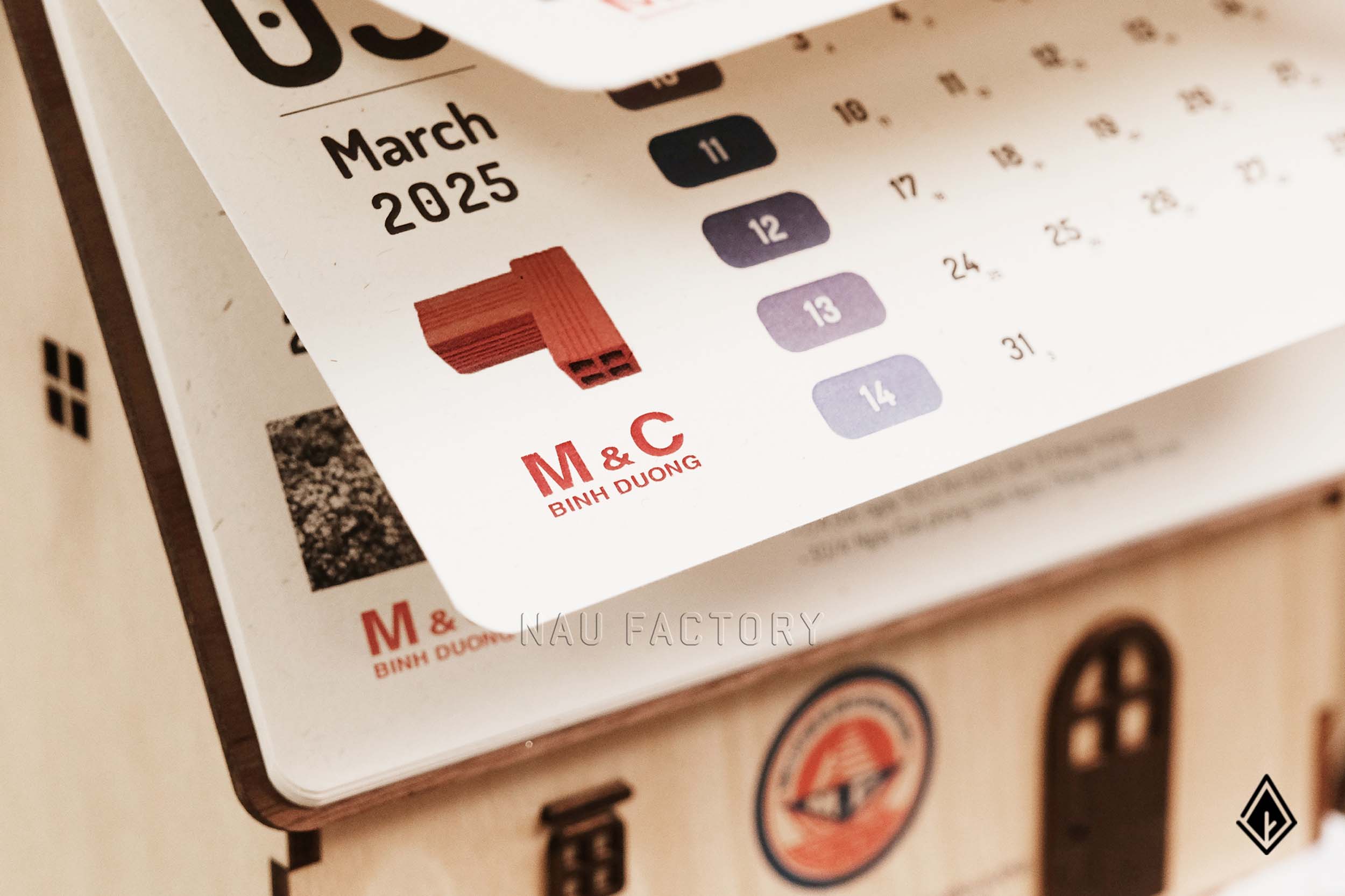 Cùng M&C đánh dấu khởi đầu mới với set lịch gỗ để bàn