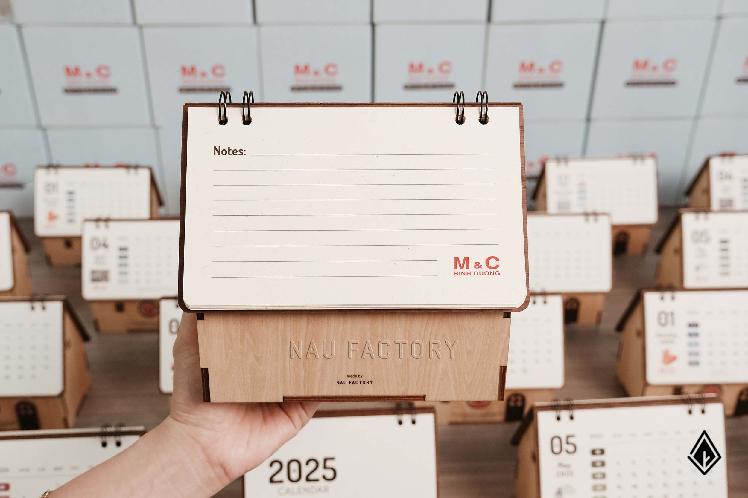 Cùng M&C đánh dấu khởi đầu mới với set lịch gỗ để bàn