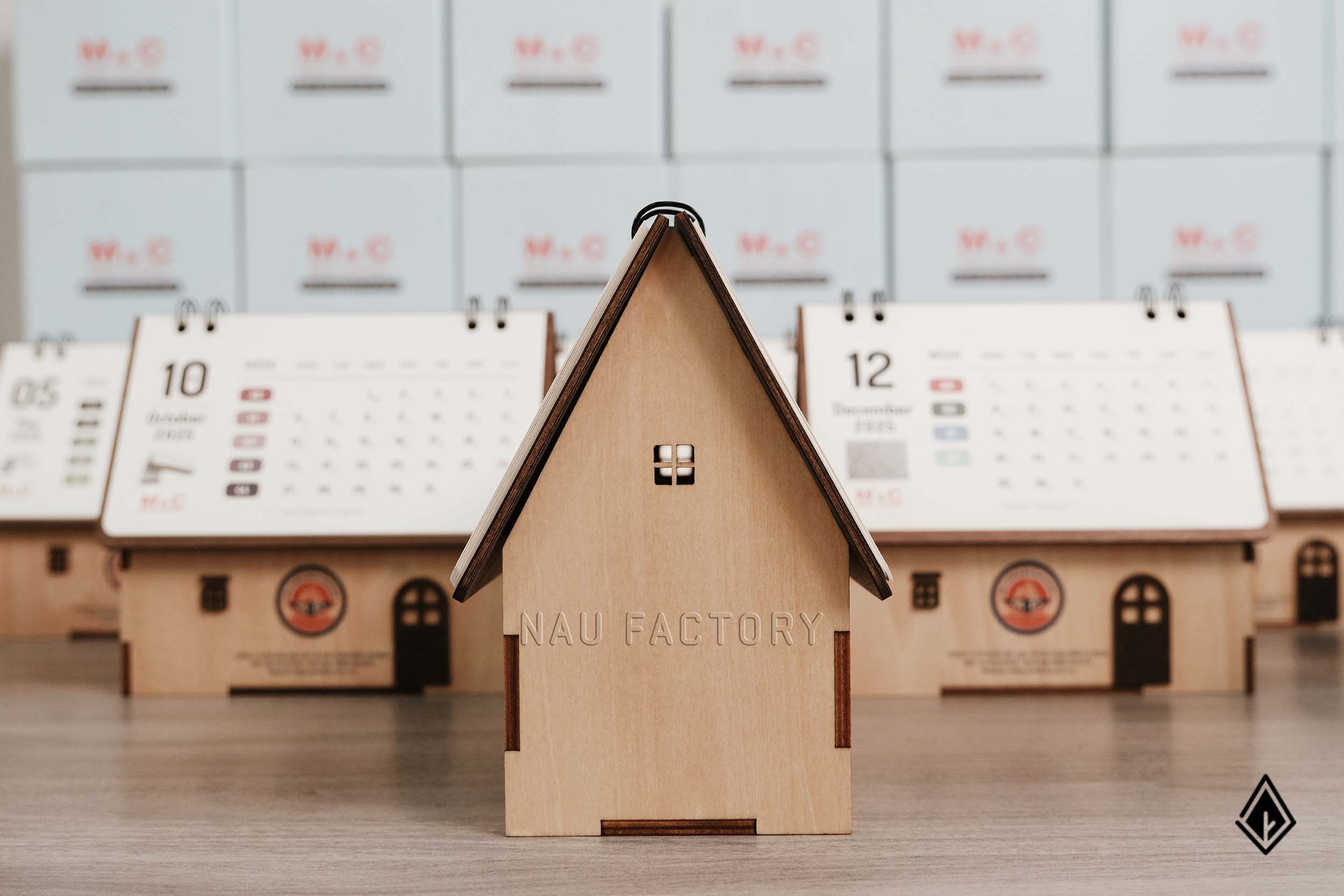 Cùng M&C đánh dấu khởi đầu mới với set lịch gỗ để bàn