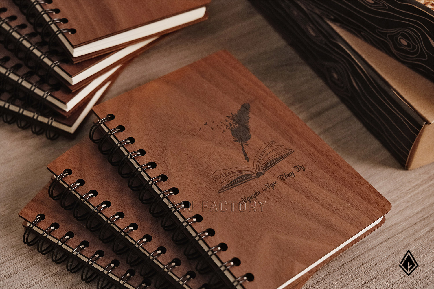 bút và hộp bút gỗ walnut