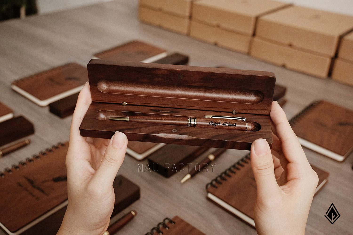 bút và hộp bút gỗ walnut