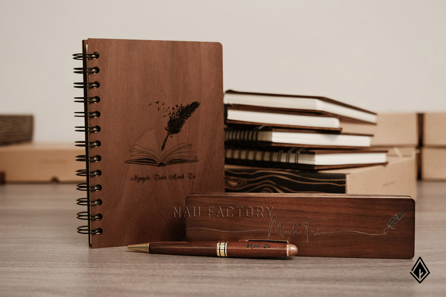 bút và hộp bút gỗ walnut