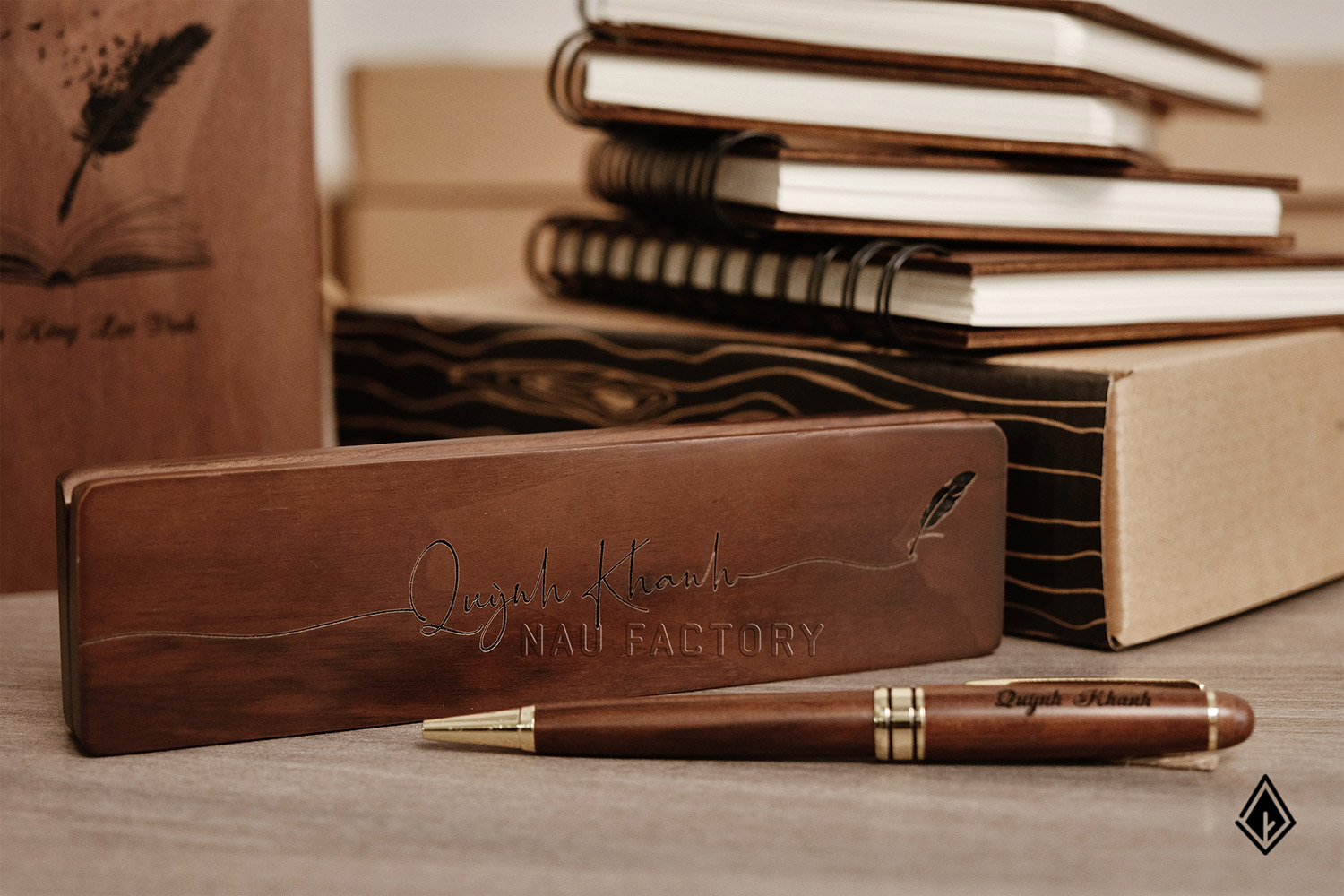 bút và hộp bút gỗ walnut