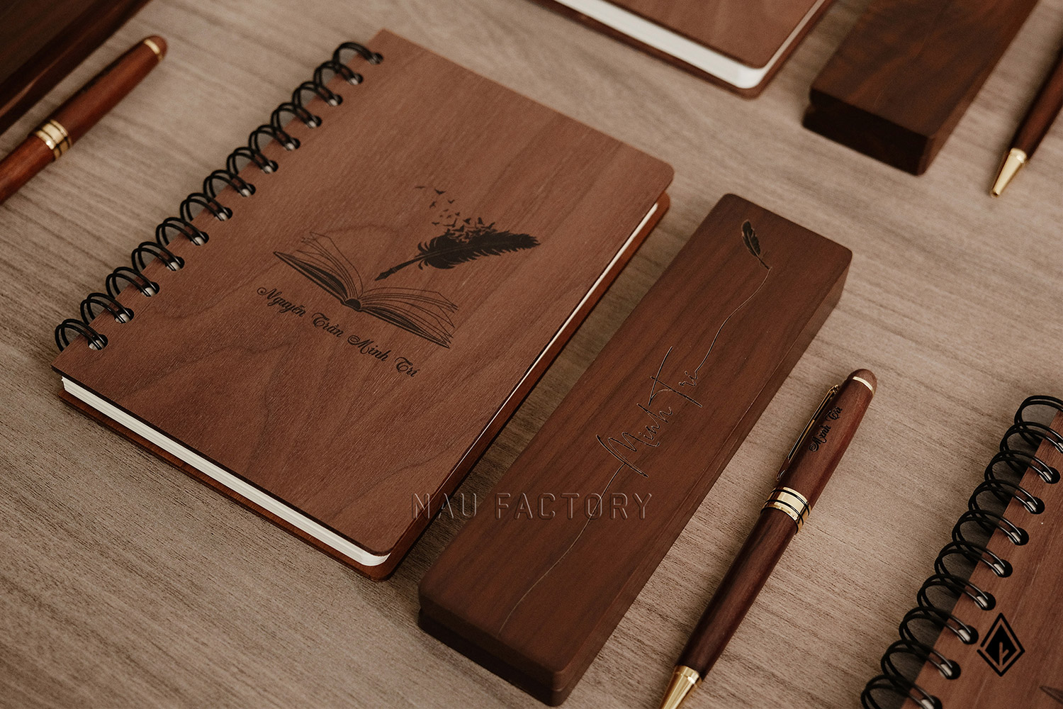 bút và hộp bút gỗ walnut