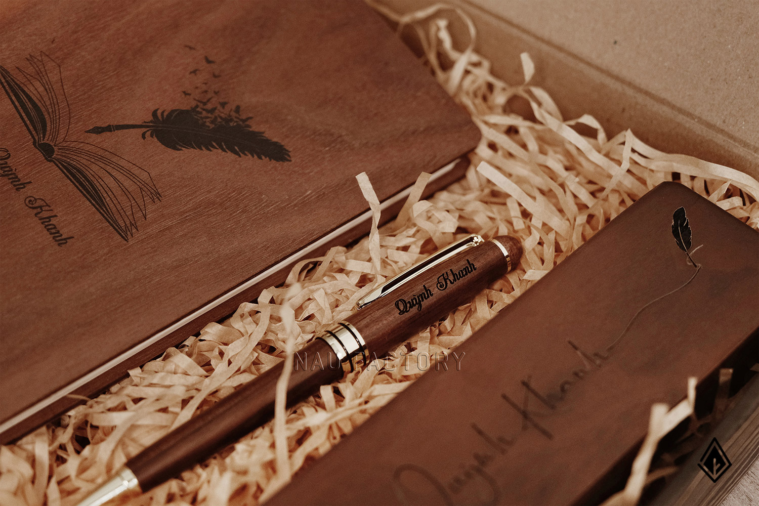 bút và hộp bút gỗ walnut