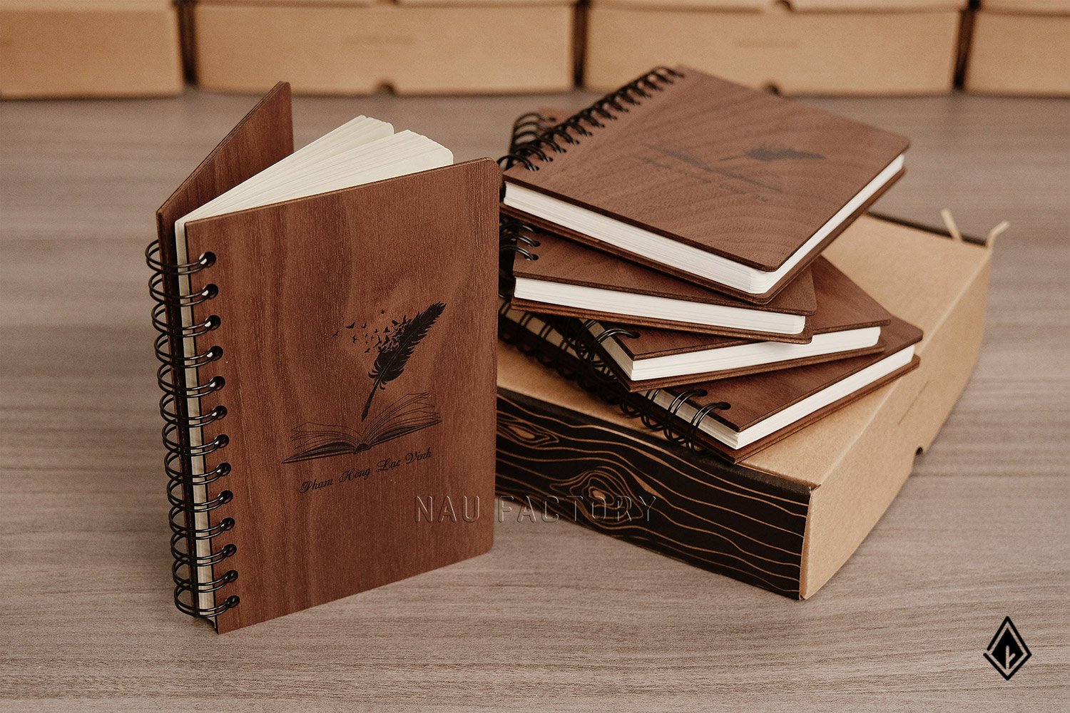 bút và hộp bút gỗ walnut