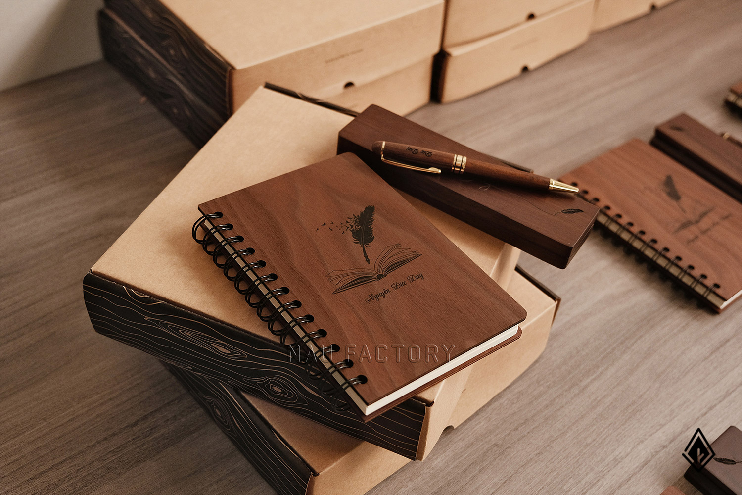 bút và hộp bút gỗ walnut