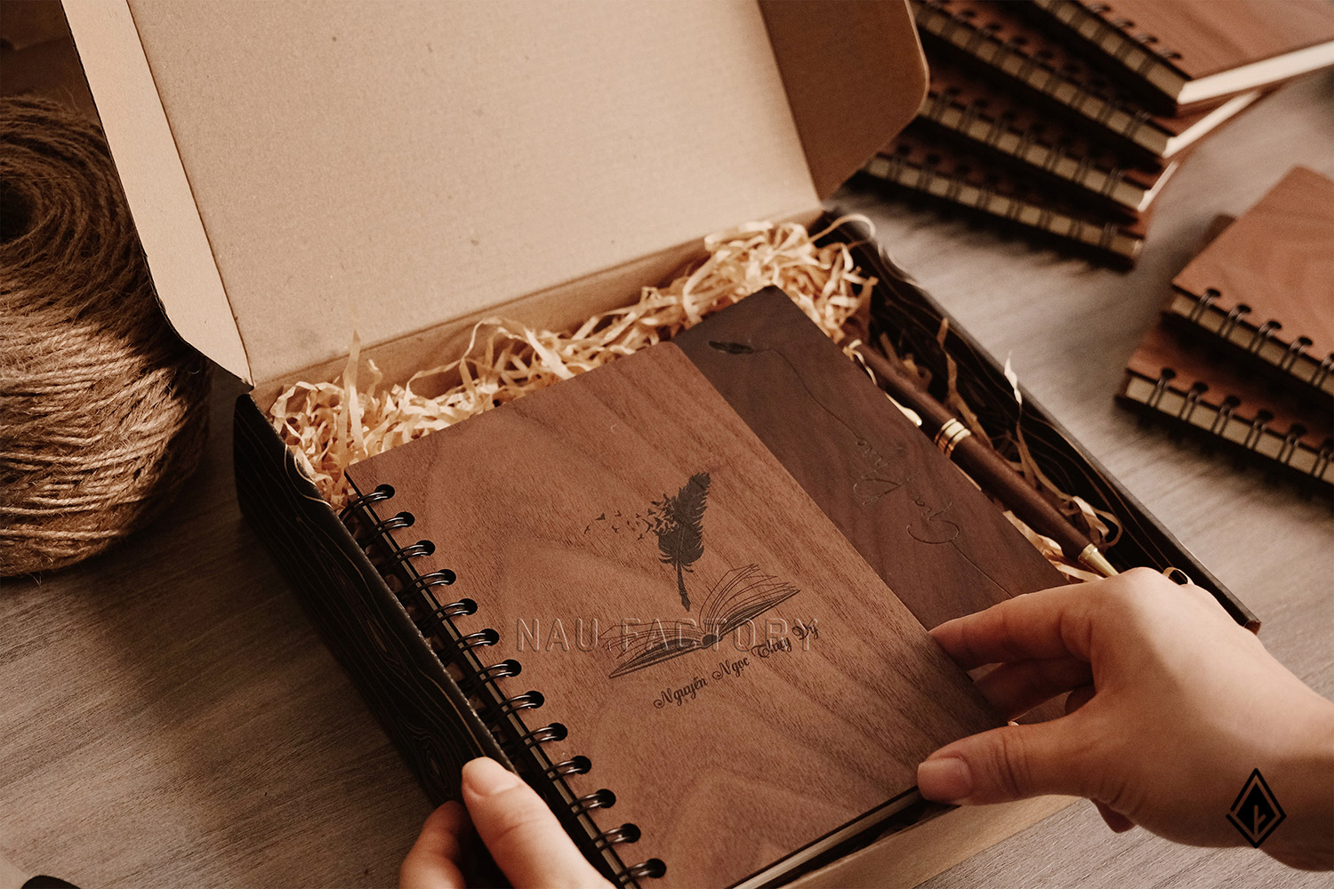 bút và hộp bút gỗ walnut