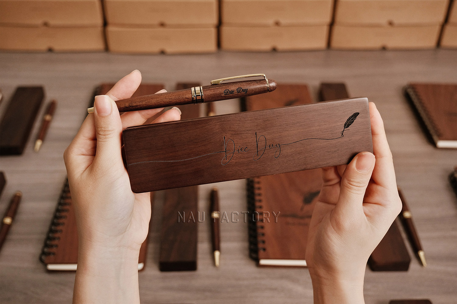 bút và hộp bút gỗ walnut