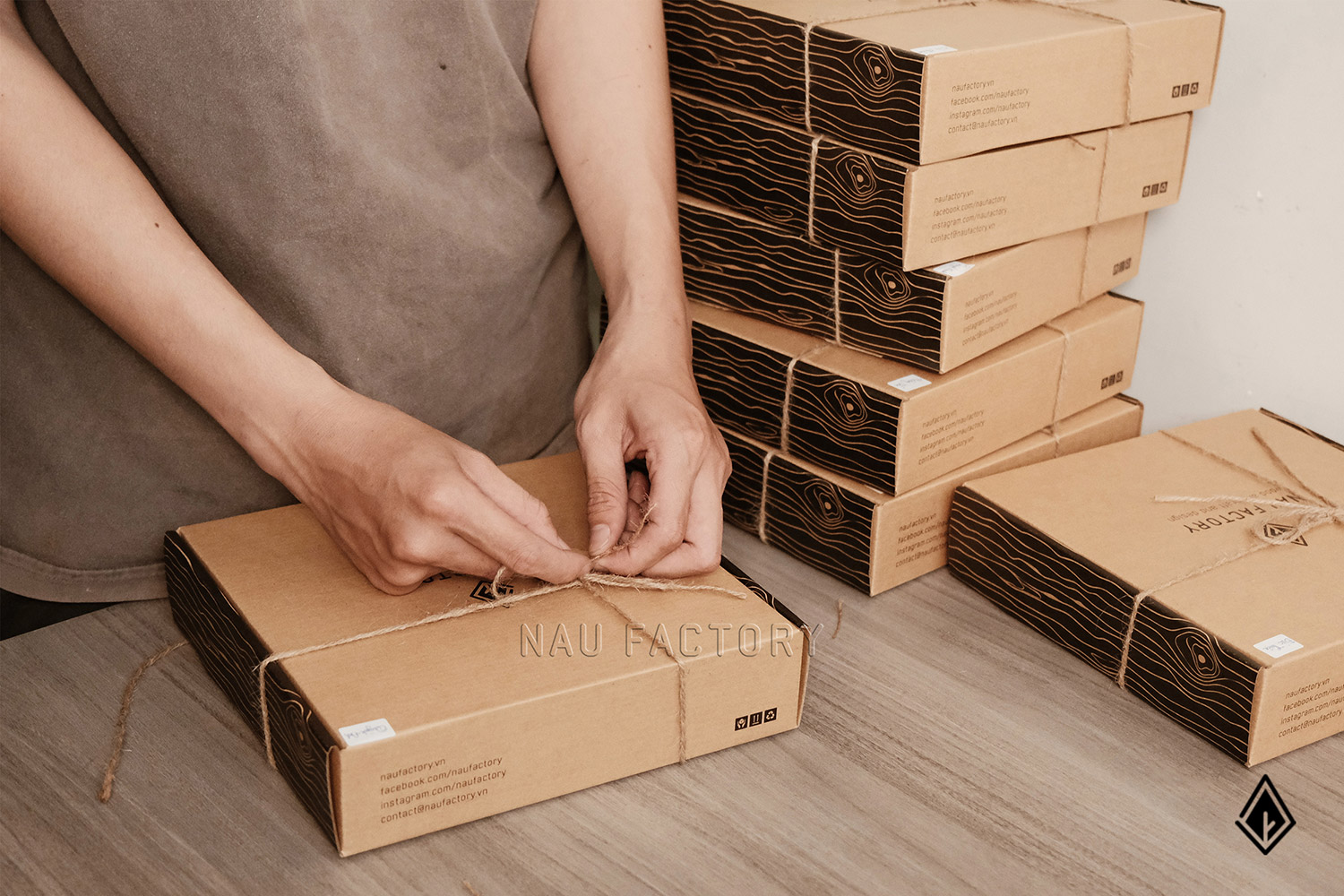 bút và hộp bút gỗ walnut