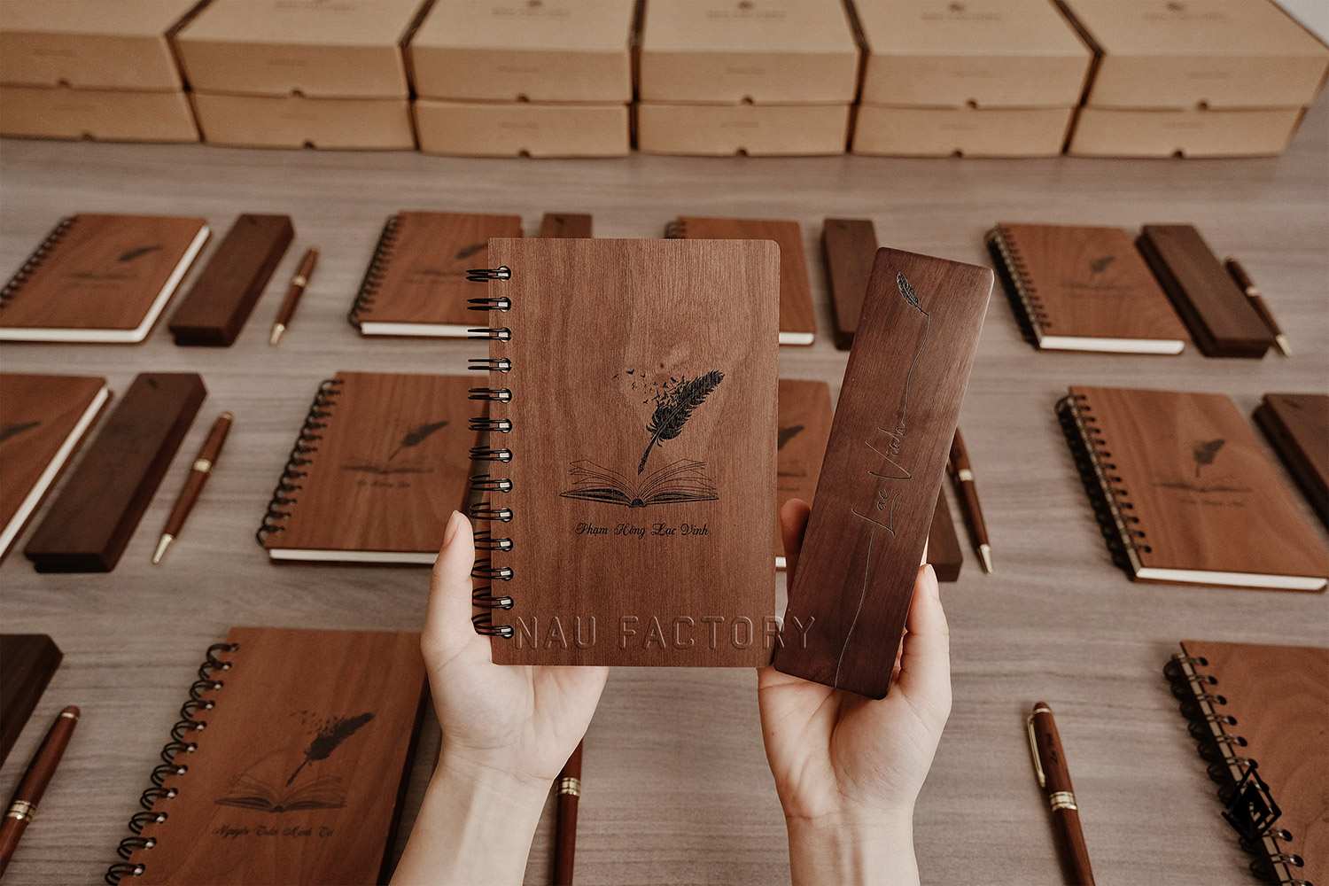 bút và hộp bút gỗ walnut