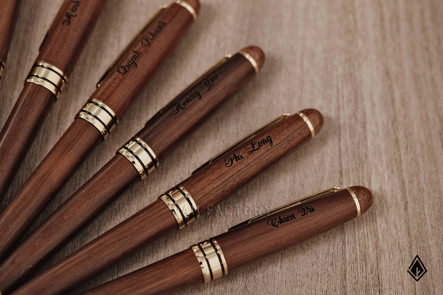 bút và hộp bút gỗ walnut