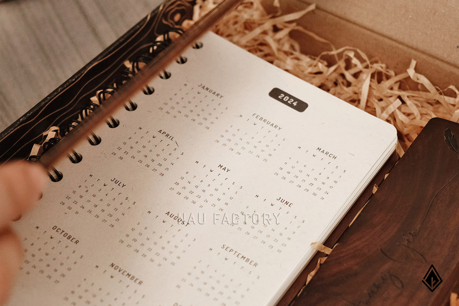 bút và hộp bút gỗ walnut