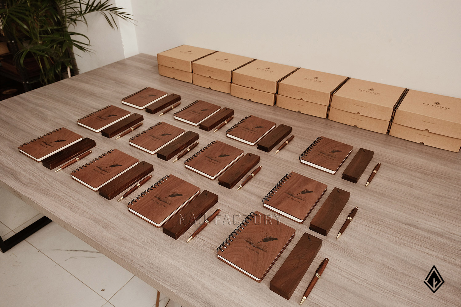 bút và hộp bút gỗ walnut