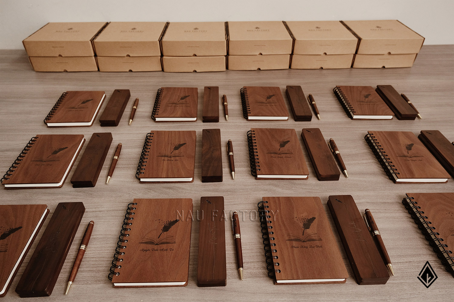 bút và hộp bút gỗ walnut