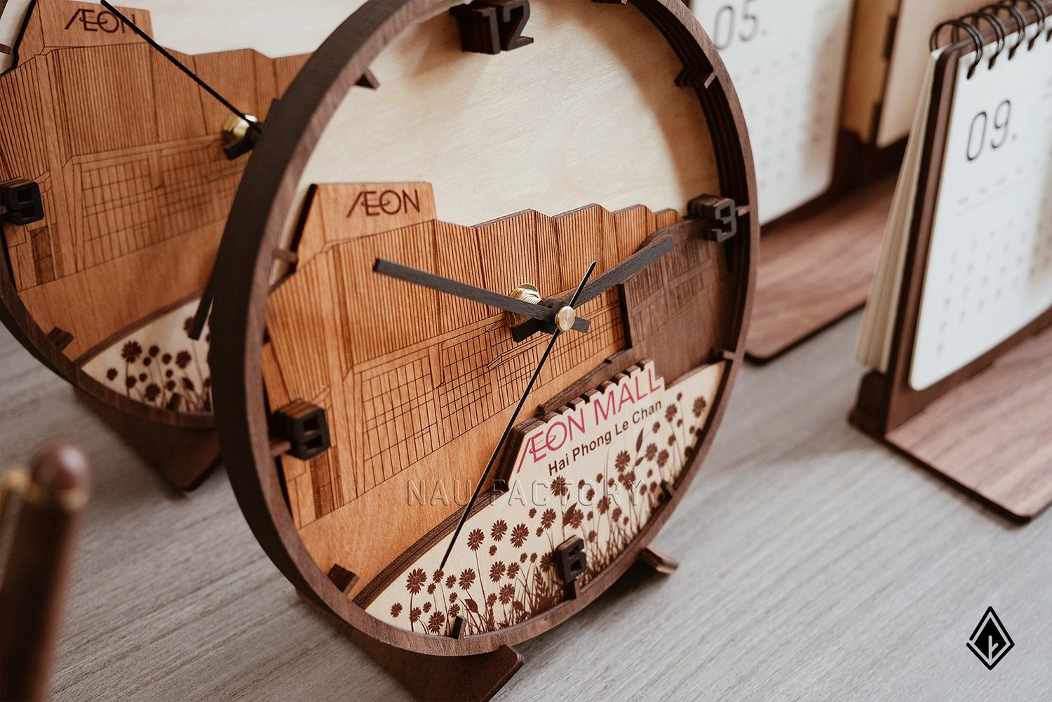 Đồng hồ gỗ để bàn tòa nhà dán nổi 3D theo yêu cầu