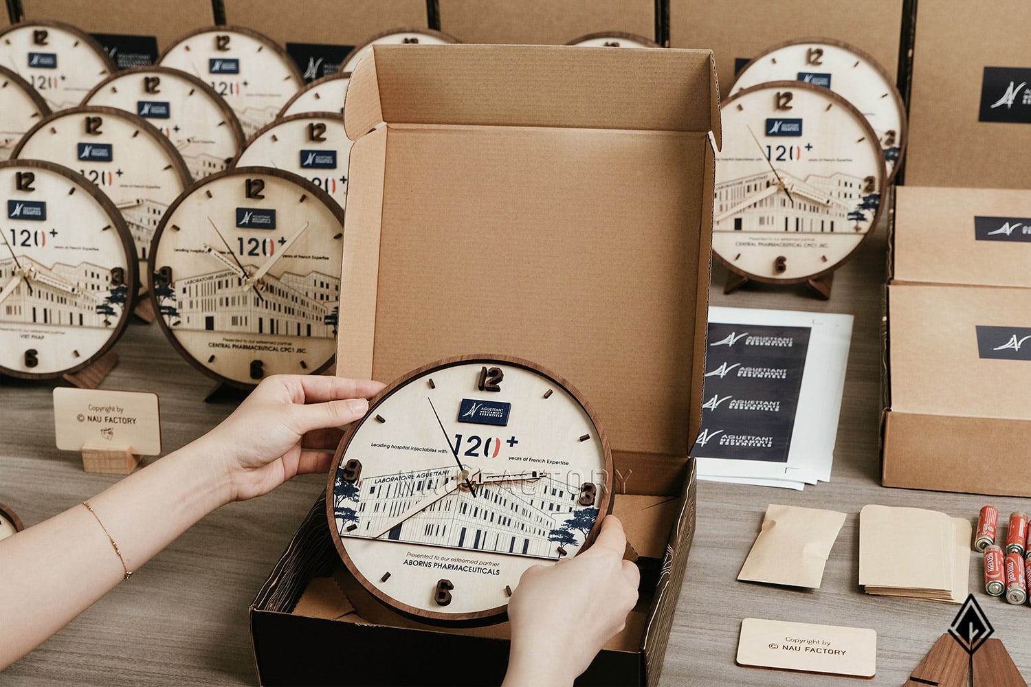 đồng hồ thiết kế 2 tầng gỗ