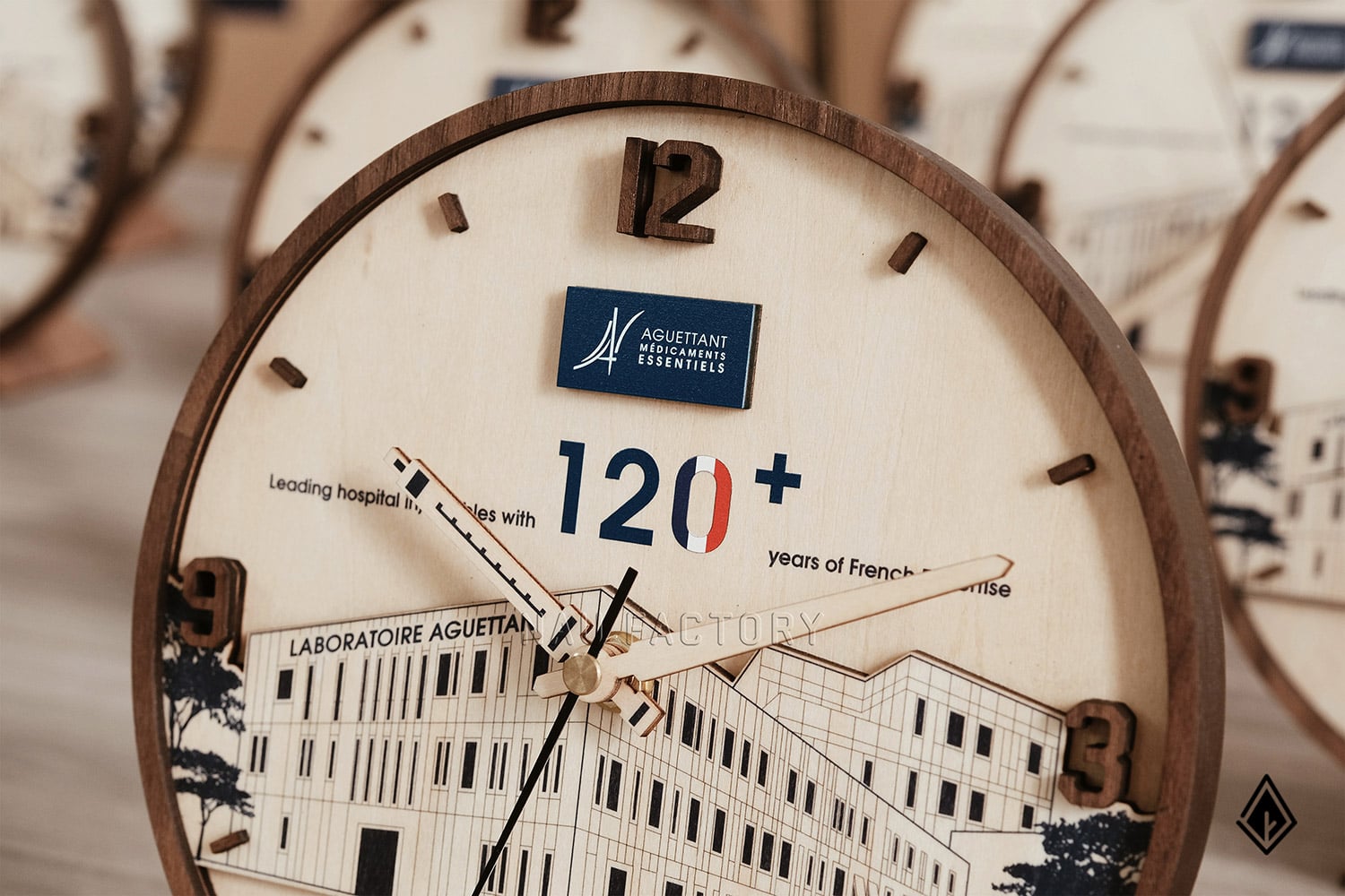 đồng hồ thiết kế 2 tầng gỗ