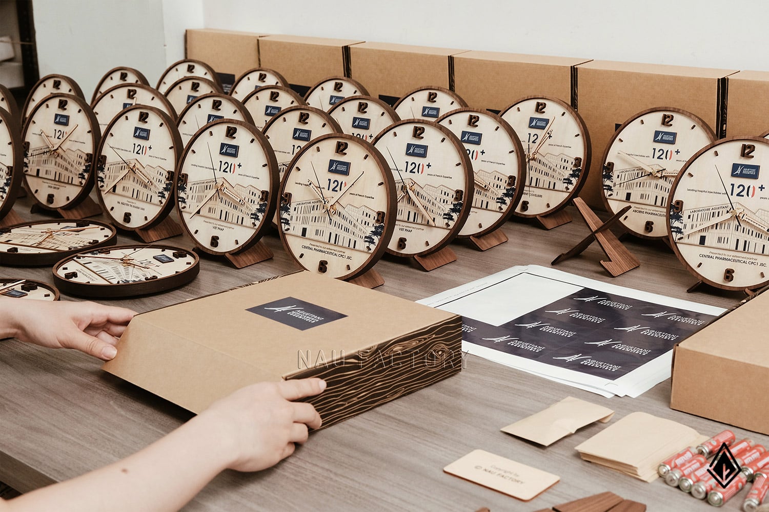 đồng hồ thiết kế 2 tầng gỗ