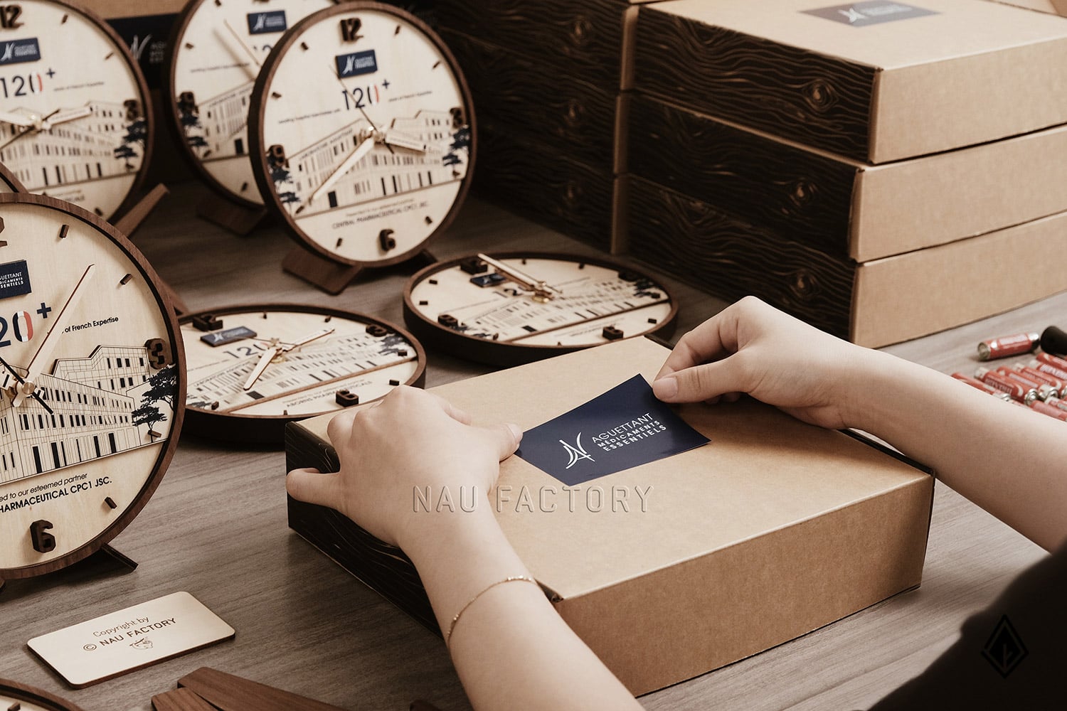 đồng hồ thiết kế 2 tầng gỗ