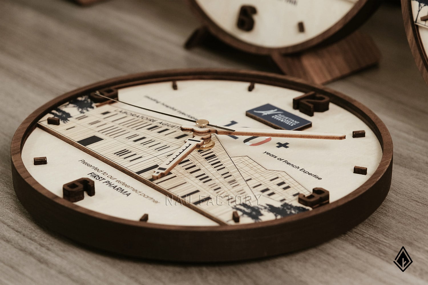 đồng hồ thiết kế 2 tầng gỗ