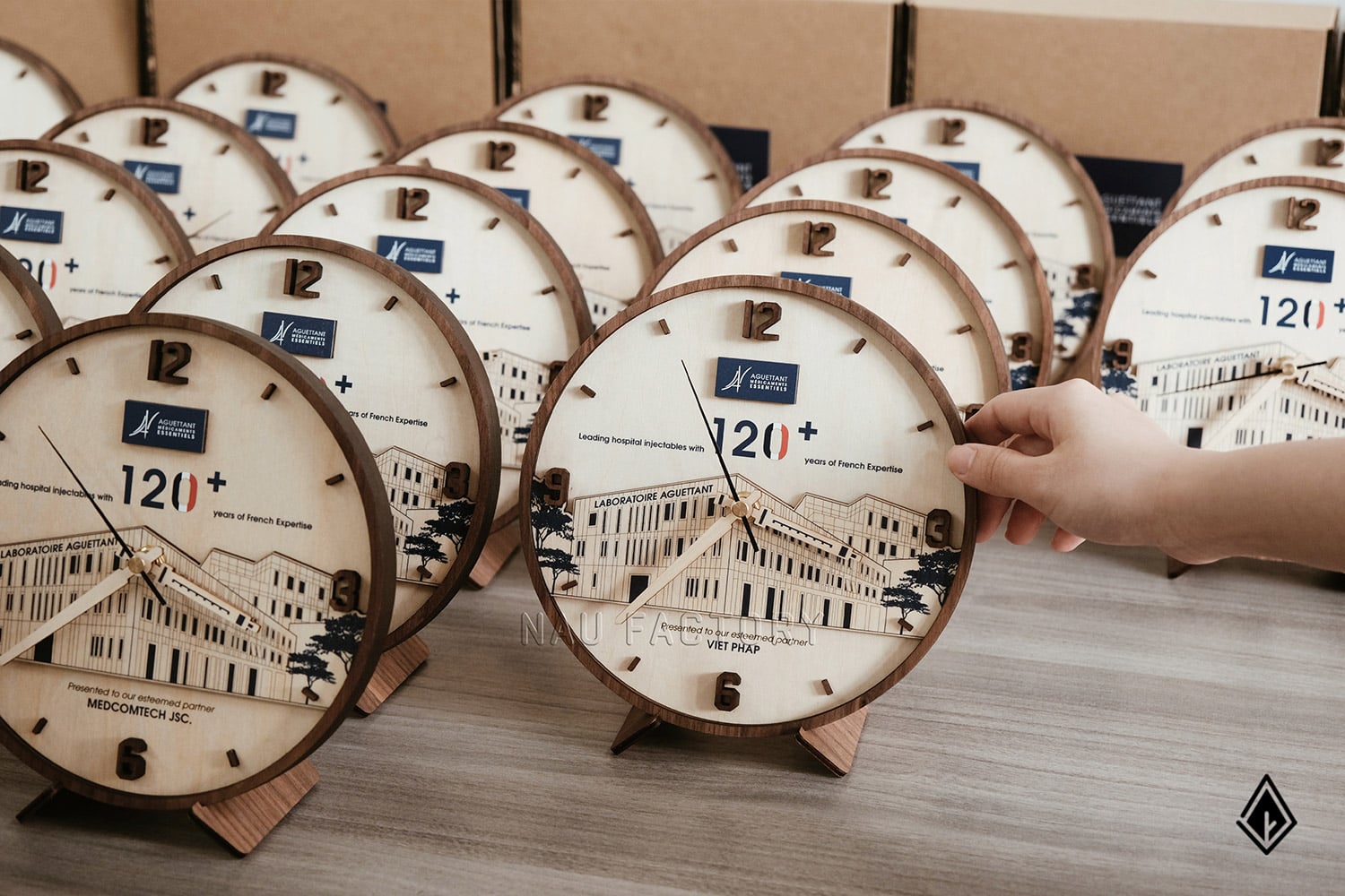 đồng hồ thiết kế 2 tầng gỗ