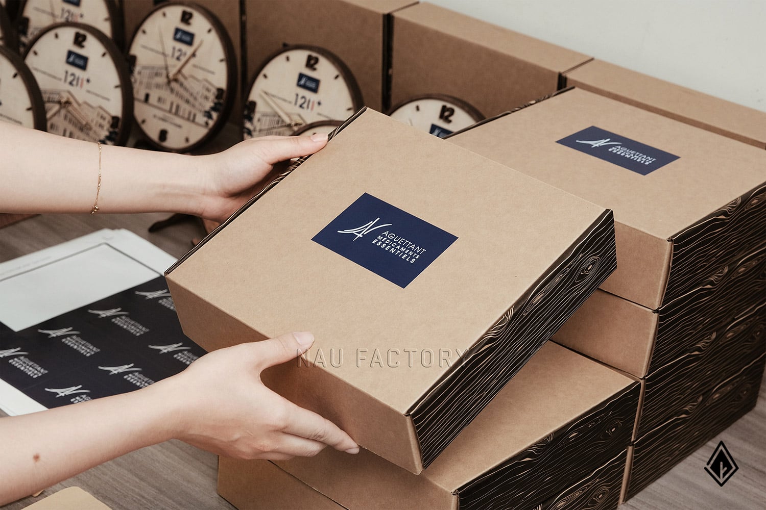 đồng hồ thiết kế 2 tầng gỗ