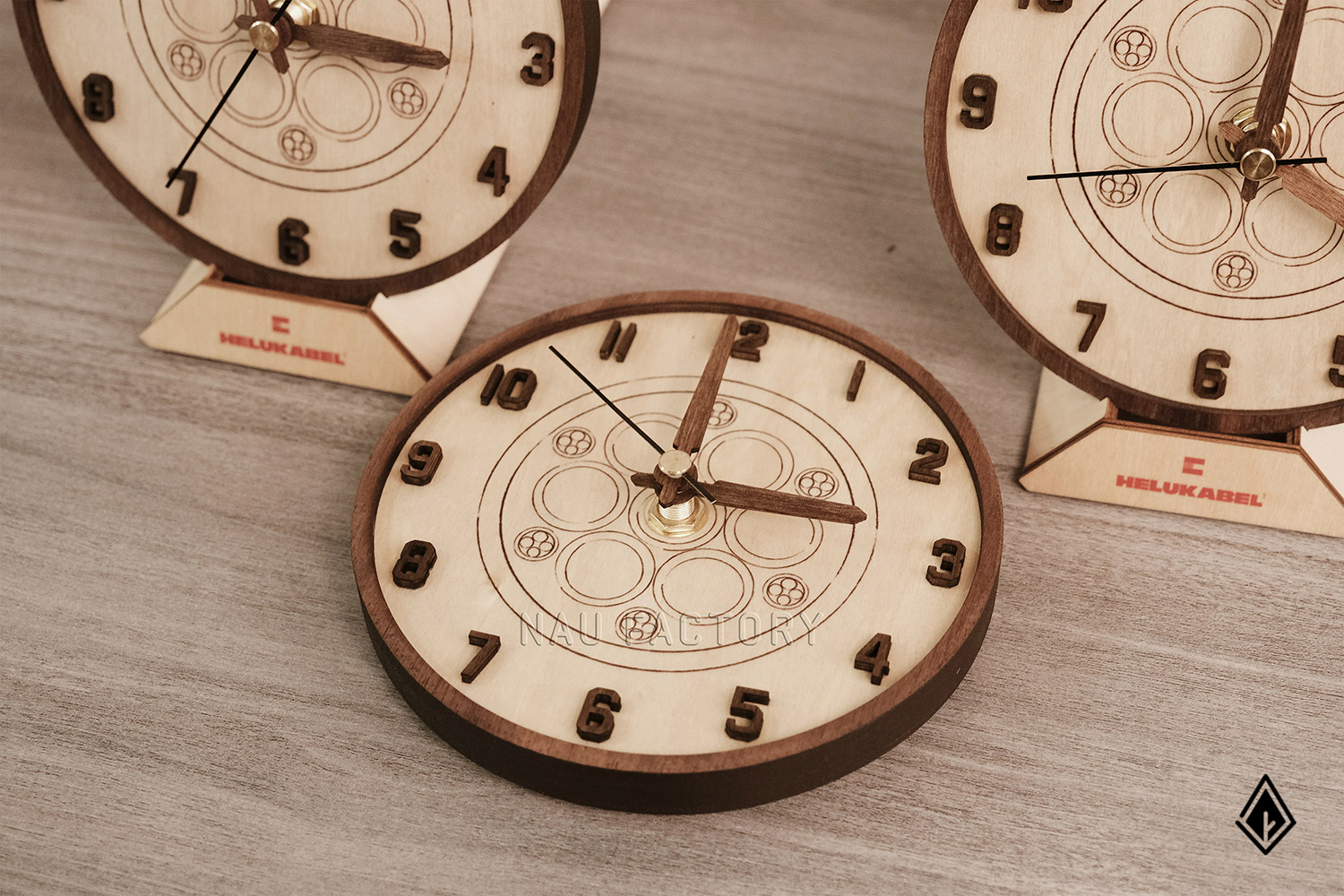 Đồng hồ gỗ Maple để bàn