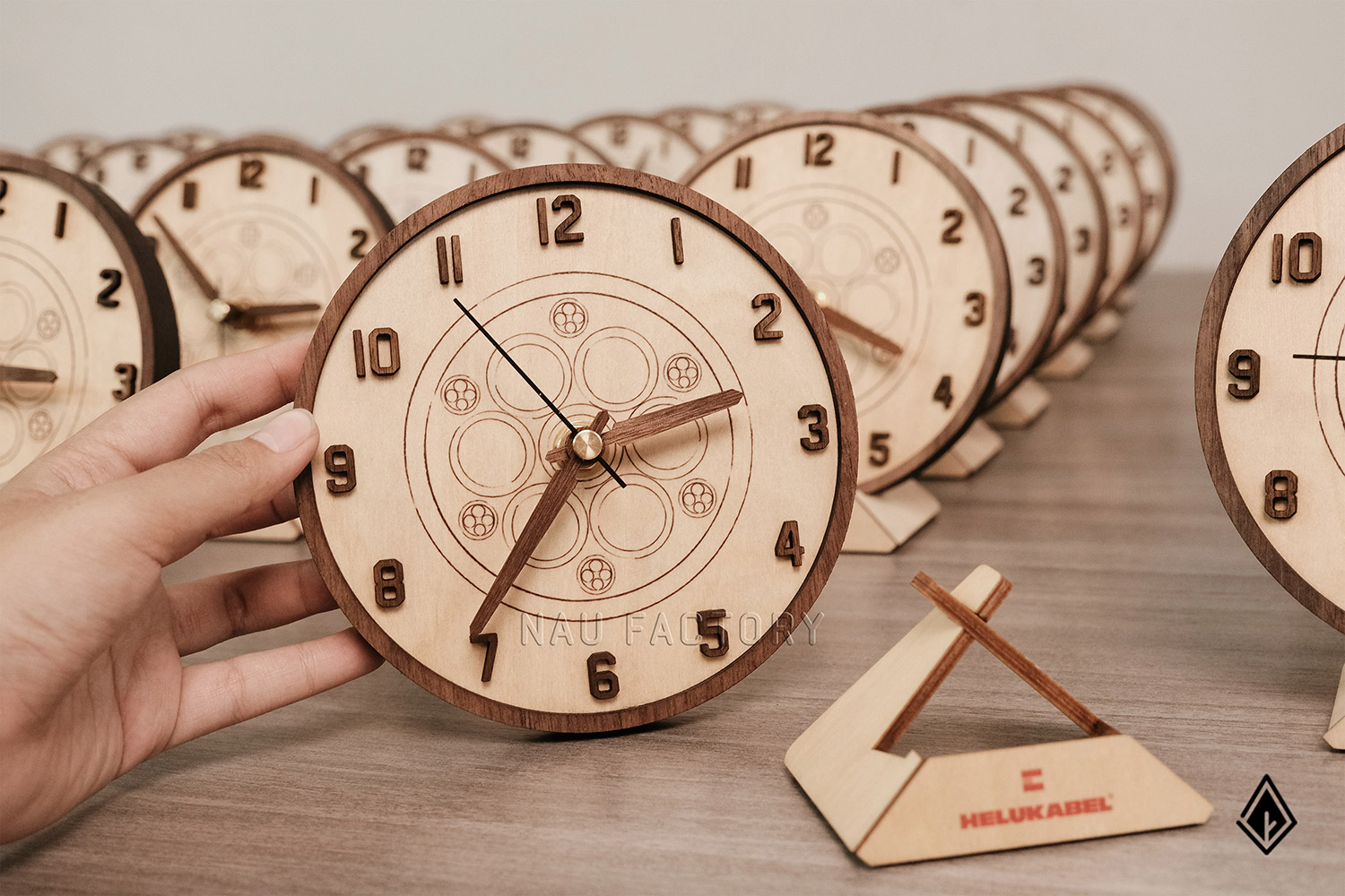 Đồng hồ gỗ Maple để bàn