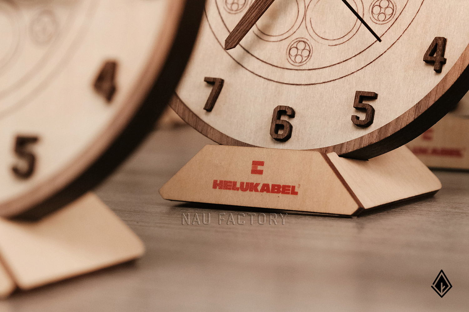 Đồng hồ gỗ Maple để bàn