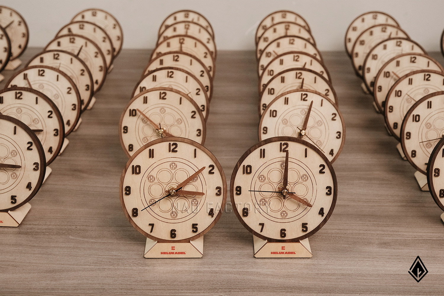 Đồng hồ gỗ Maple để bàn
