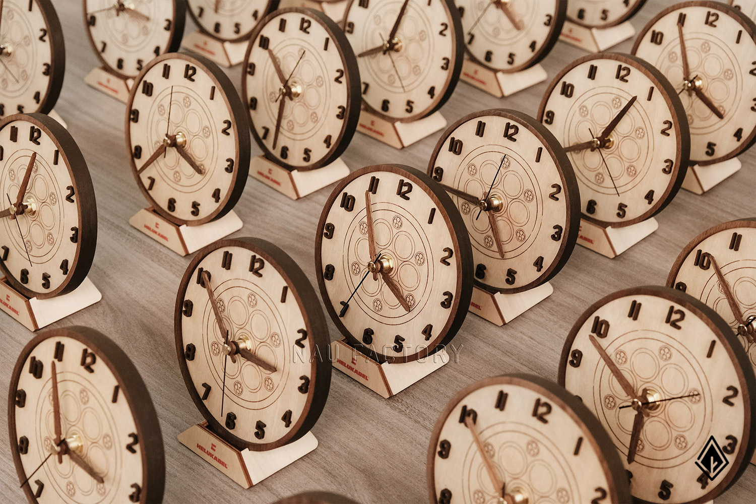 Đồng hồ gỗ Maple để bàn
