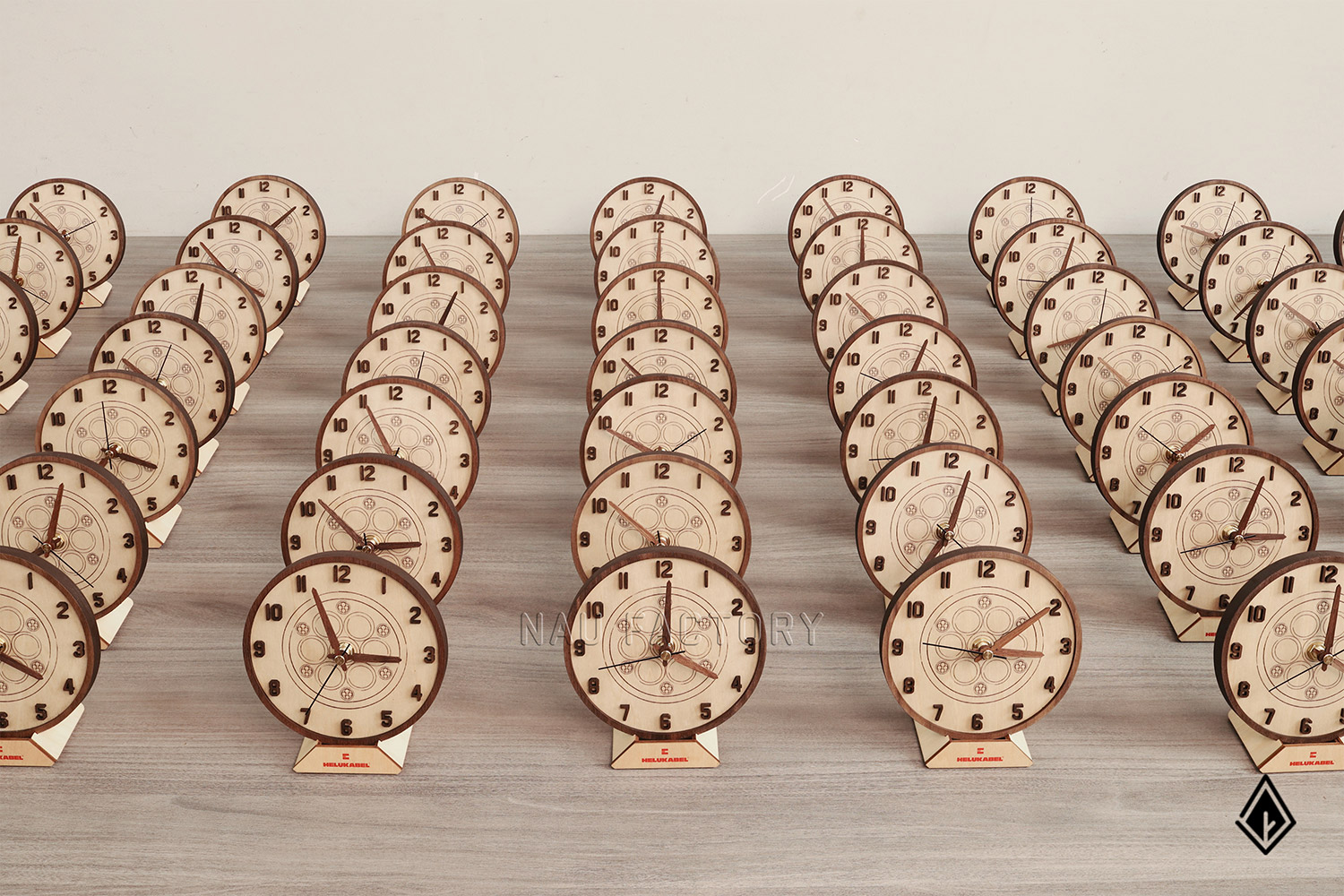Đồng hồ gỗ Maple để bàn