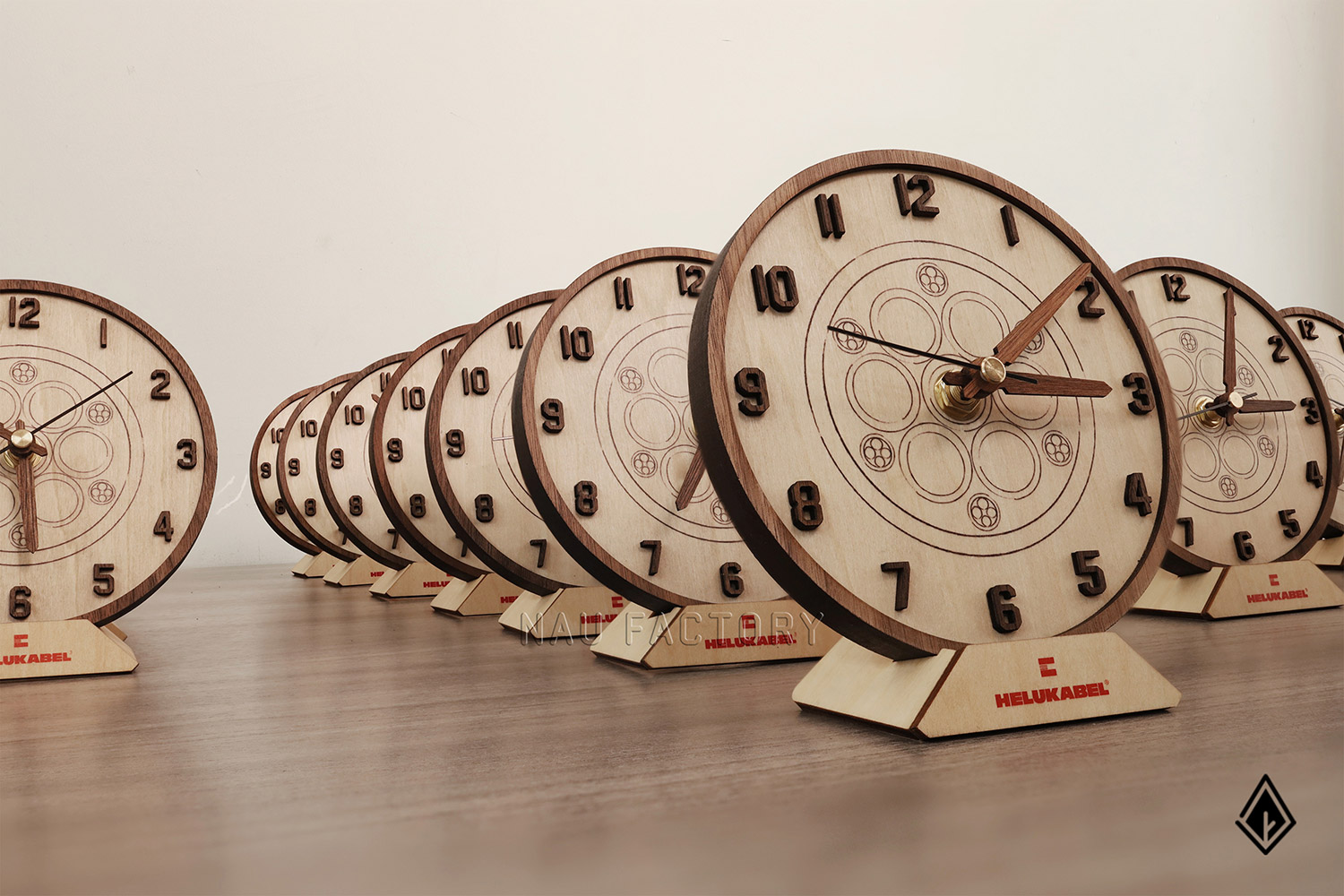 Đồng hồ gỗ Maple để bàn